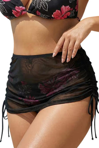 Πίσω όψη γυναικείου plus size μαύρου σλιπ μαγιό με κοντό μαύρο διάφανο παρεό από τούλι (mesh) που δένει στο πλάι.